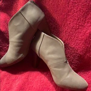 Groove Rosa Taupe 9M Like New!